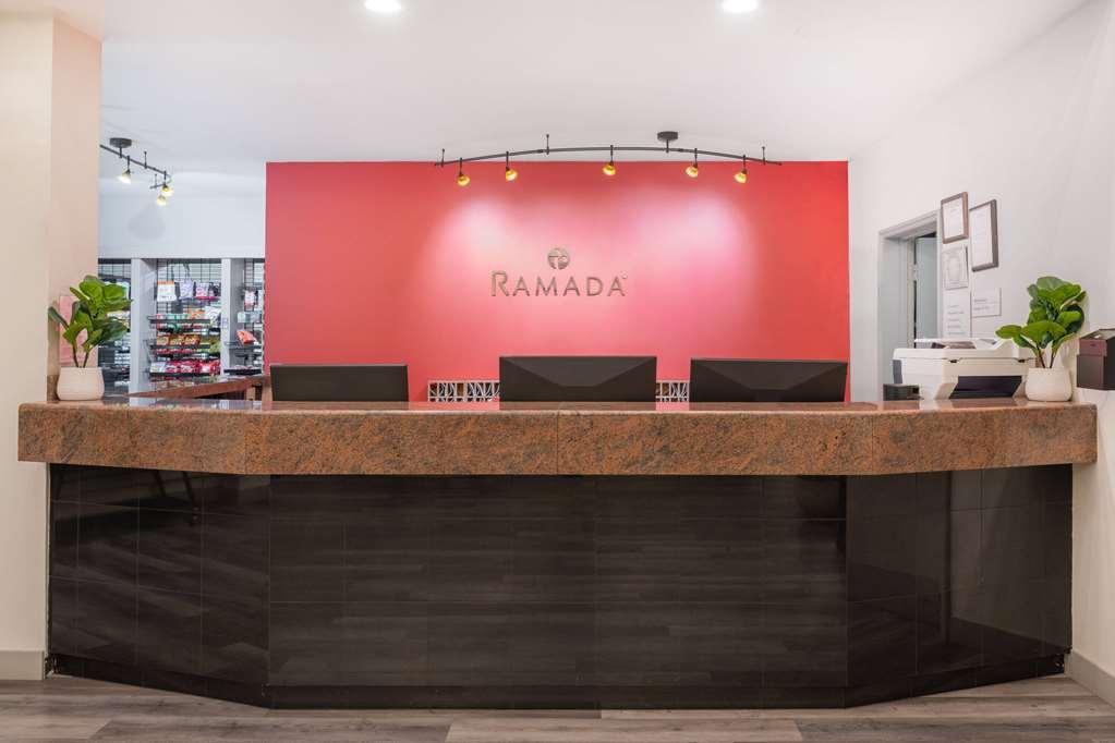 Ramada By Wyndham Bakersfield Hotel Interior foto