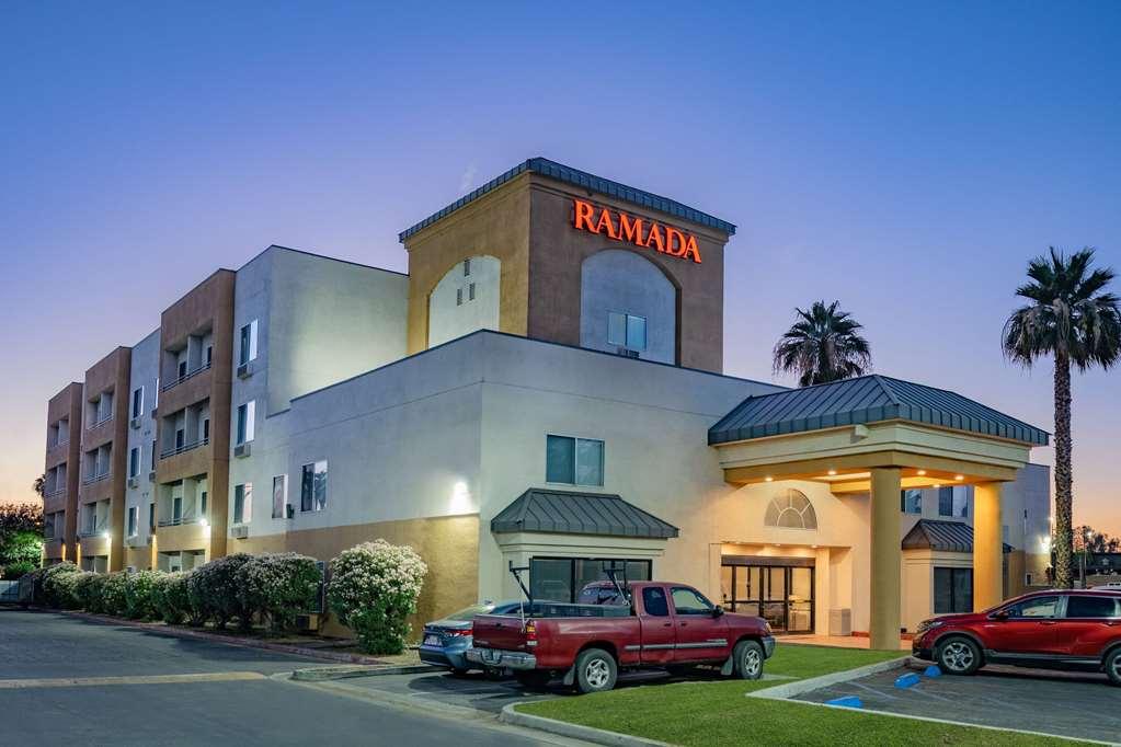 Ramada By Wyndham Bakersfield Hotel Bagian luar foto
