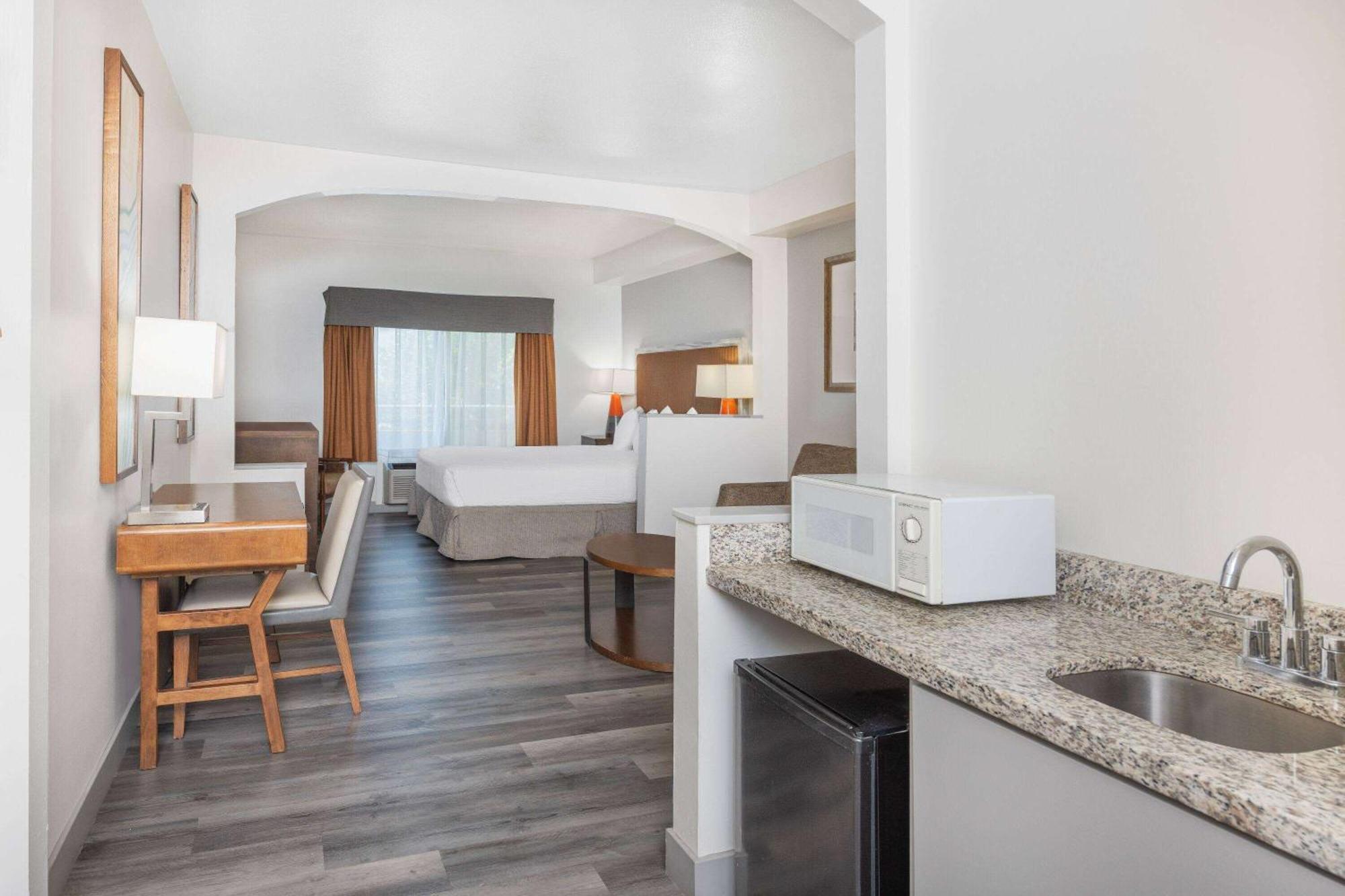 Ramada By Wyndham Bakersfield Hotel Bagian luar foto
