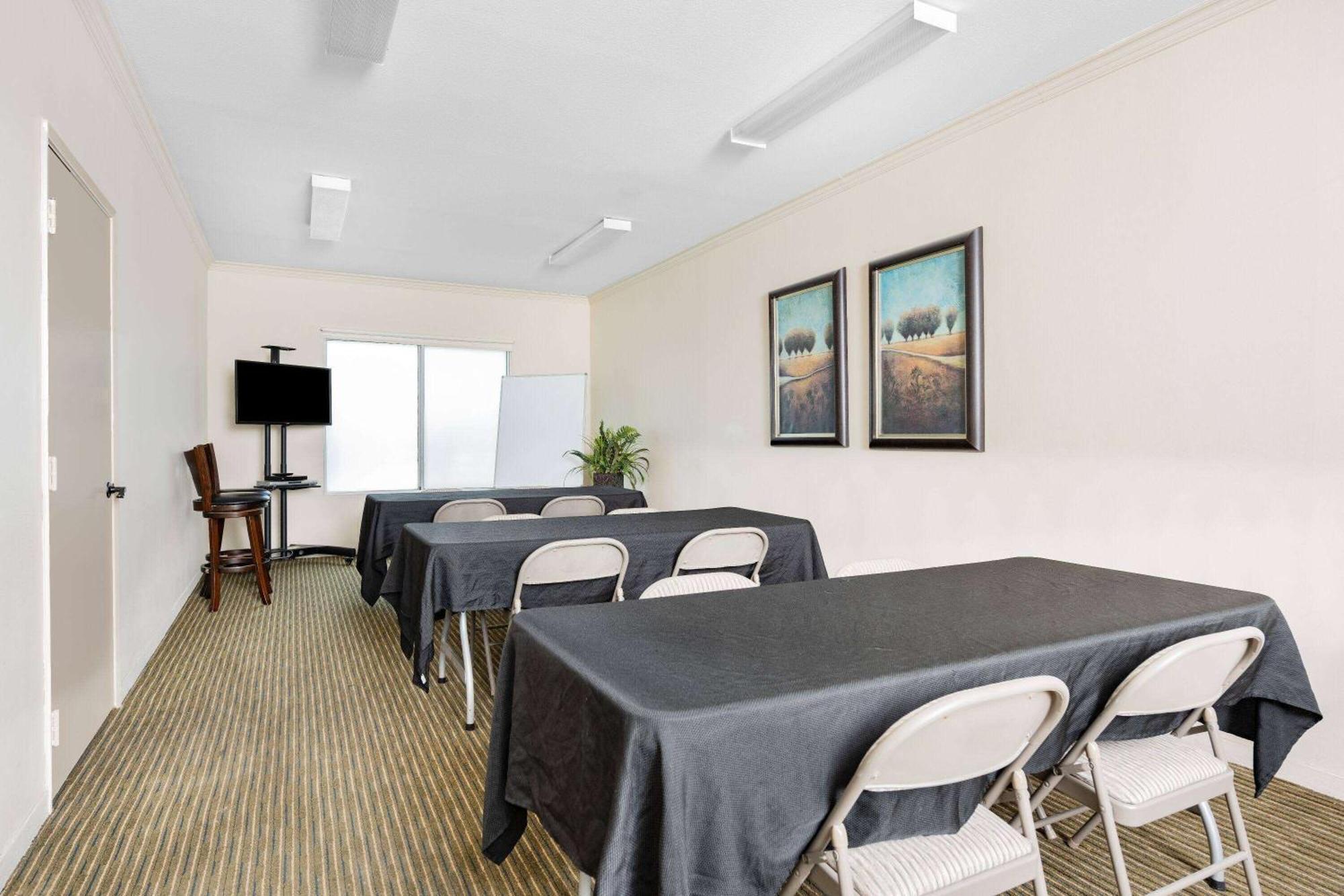 Ramada By Wyndham Bakersfield Hotel Bagian luar foto