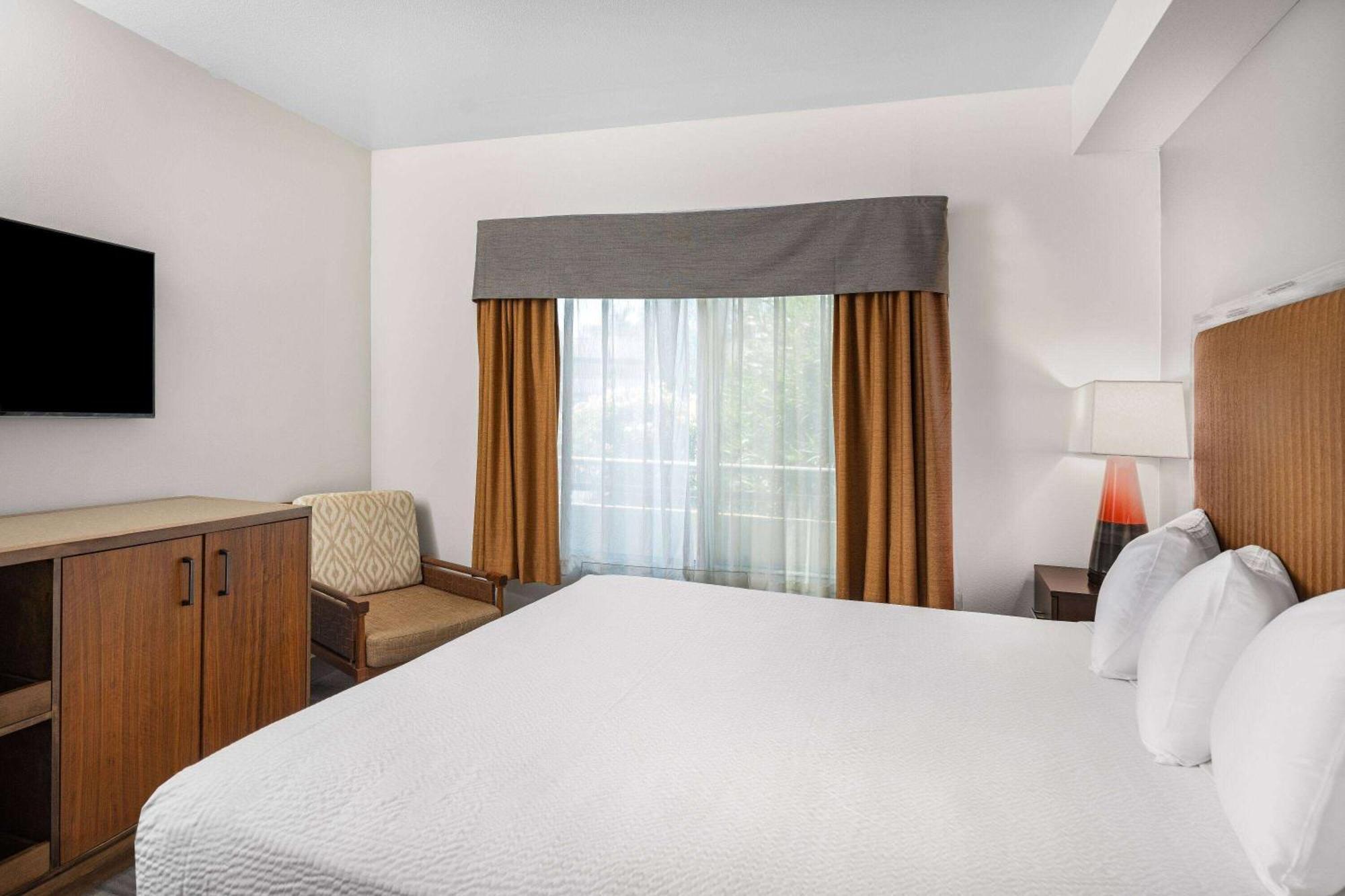 Ramada By Wyndham Bakersfield Hotel Bagian luar foto