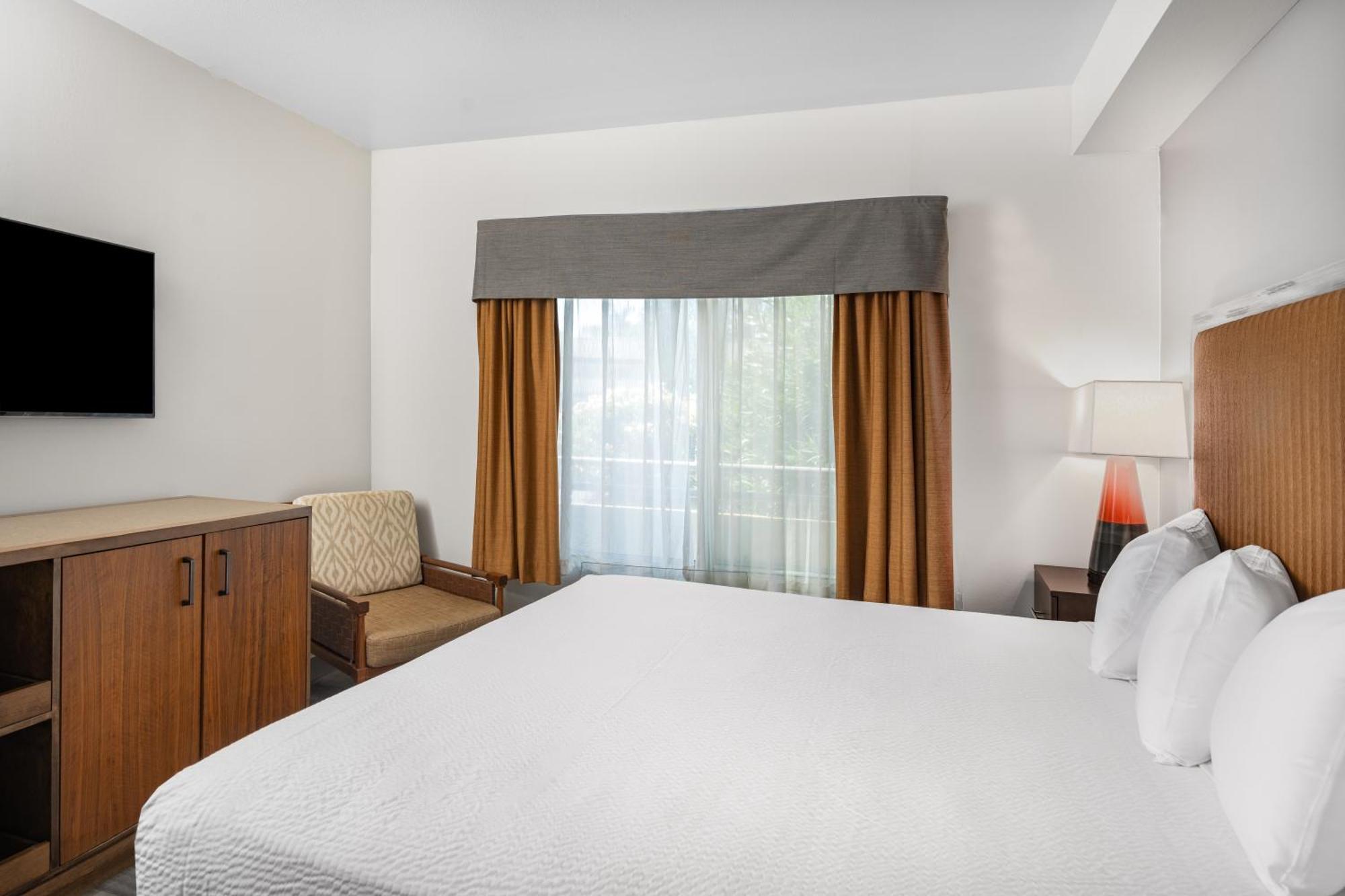 Ramada By Wyndham Bakersfield Hotel Bagian luar foto