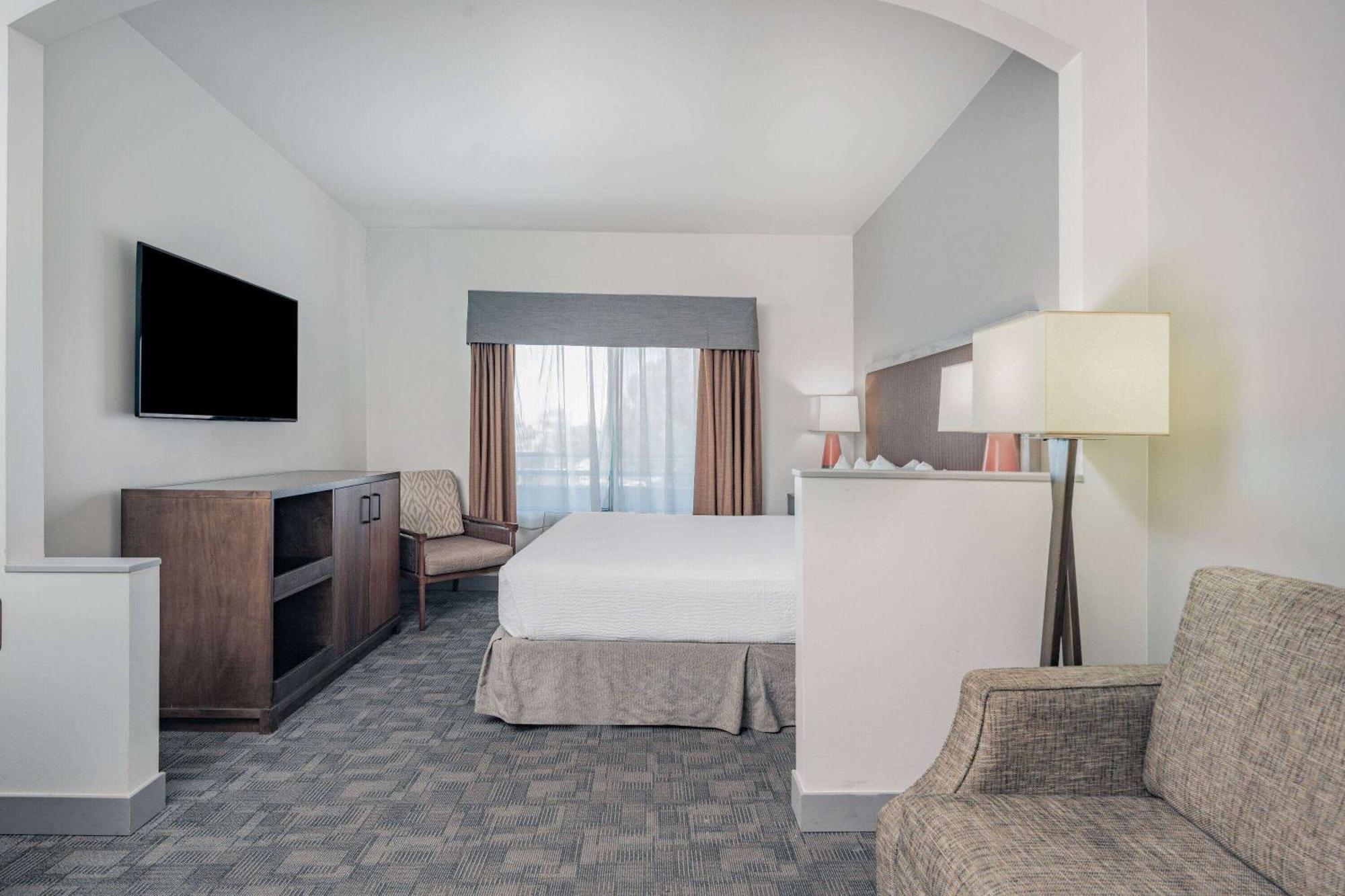 Ramada By Wyndham Bakersfield Hotel Bagian luar foto