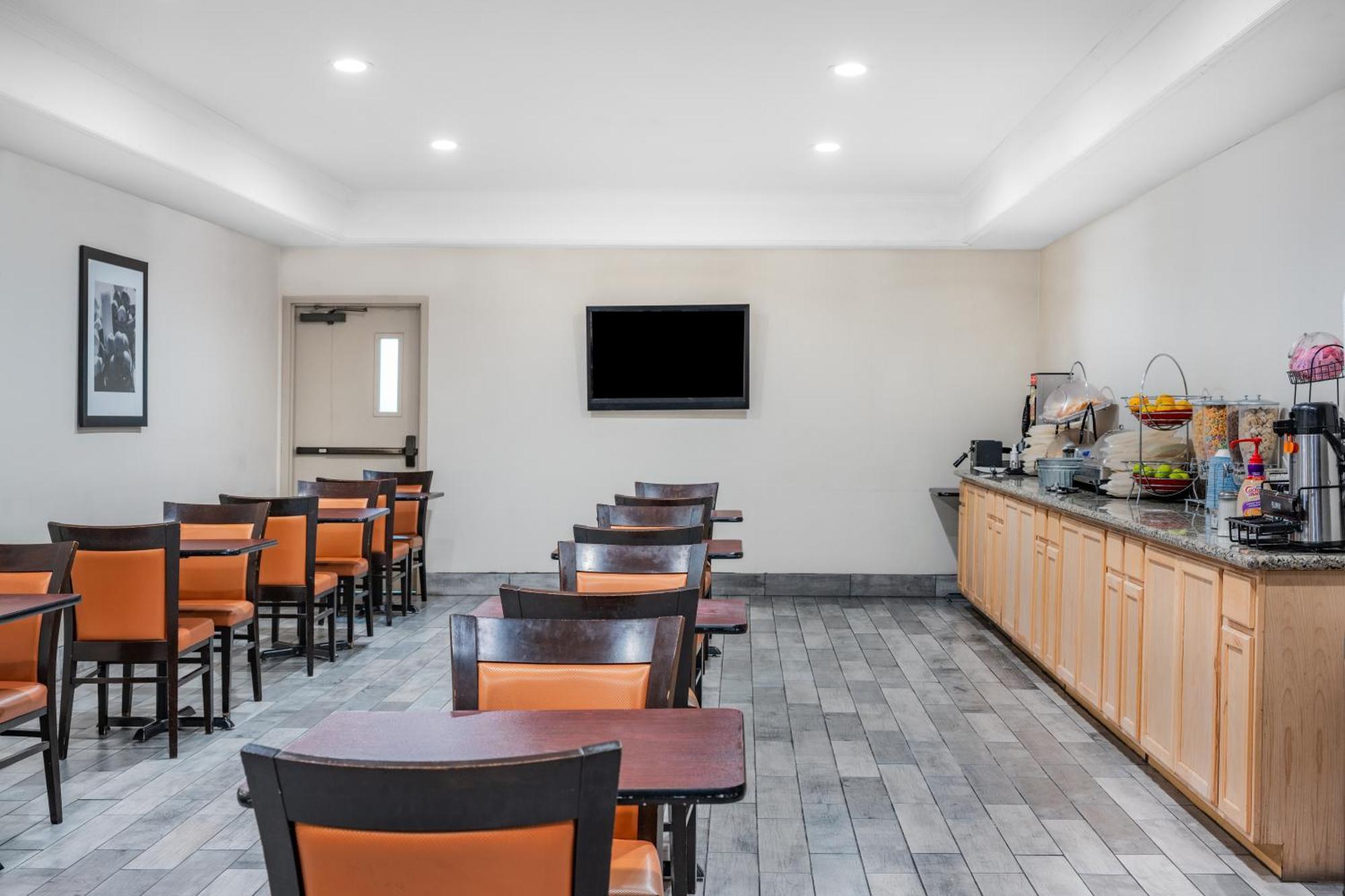 Ramada By Wyndham Bakersfield Hotel Bagian luar foto