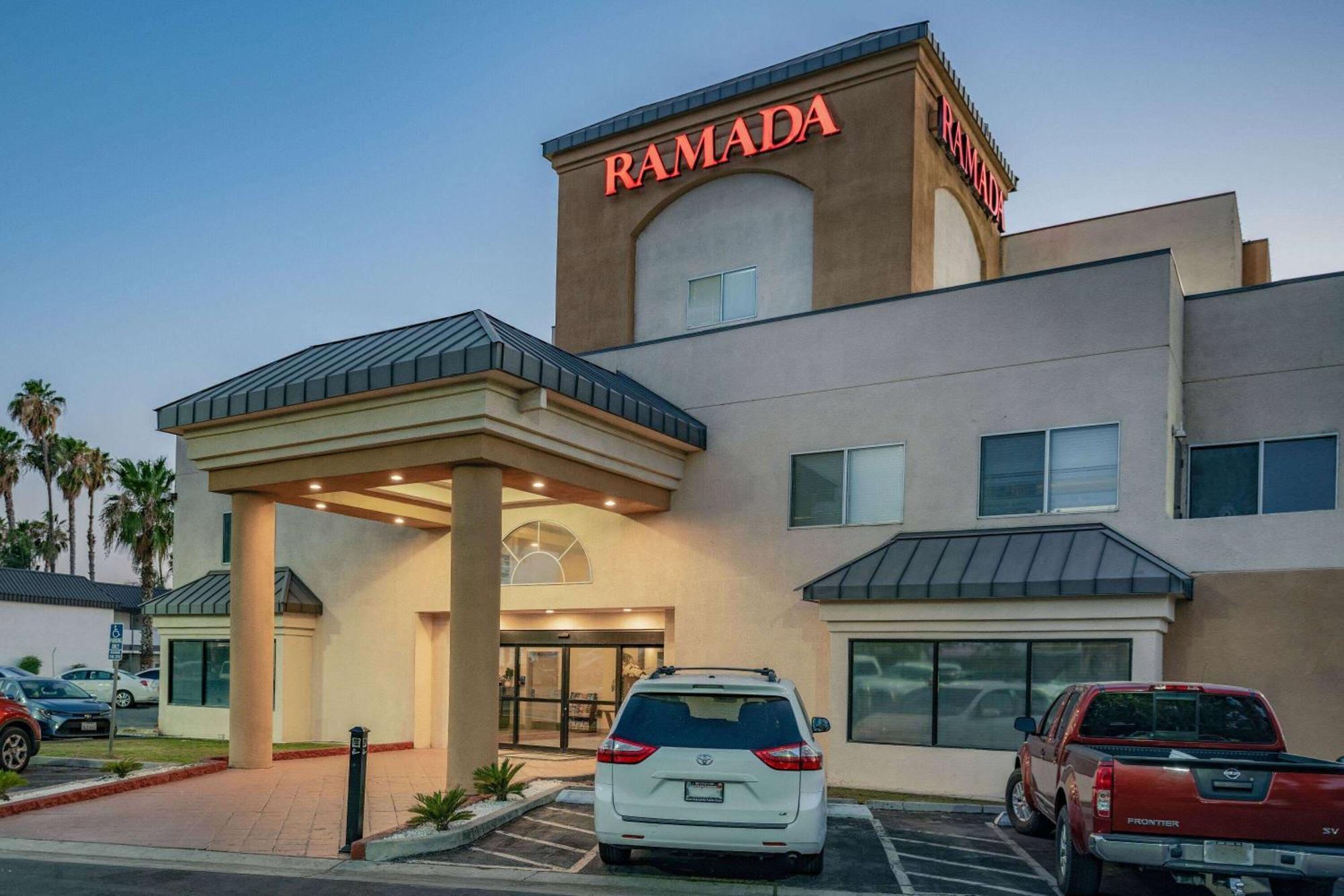 Ramada By Wyndham Bakersfield Hotel Bagian luar foto
