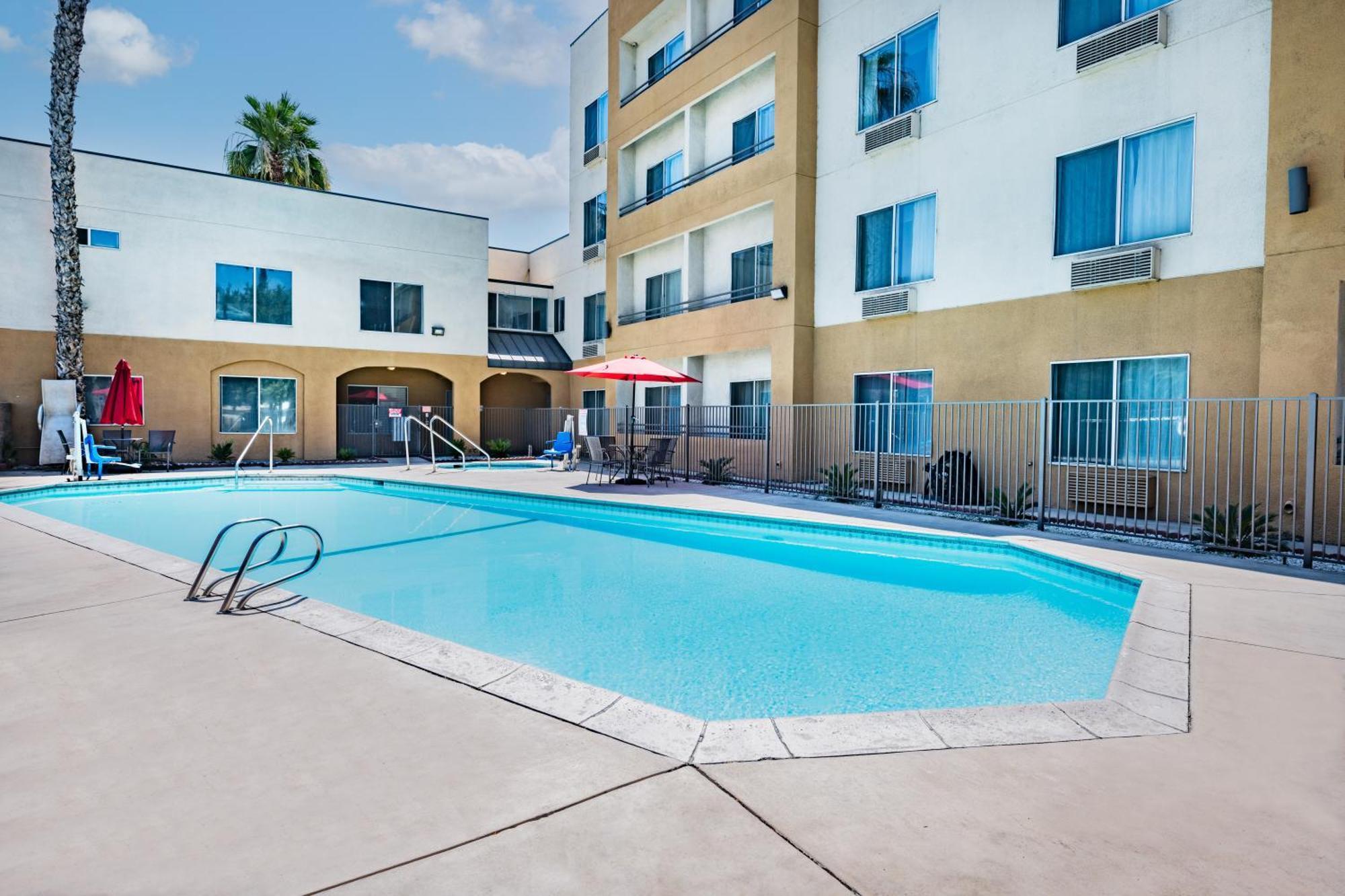 Ramada By Wyndham Bakersfield Hotel Bagian luar foto