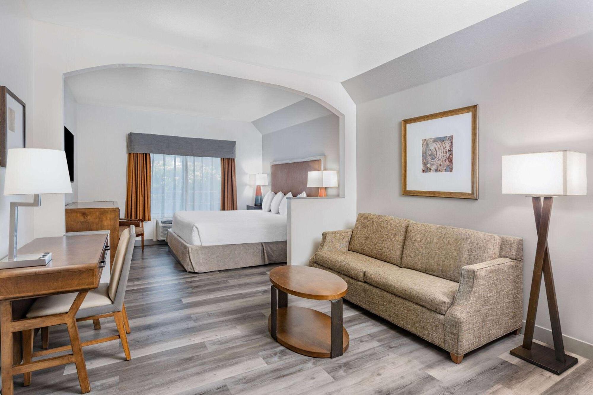Ramada By Wyndham Bakersfield Hotel Bagian luar foto