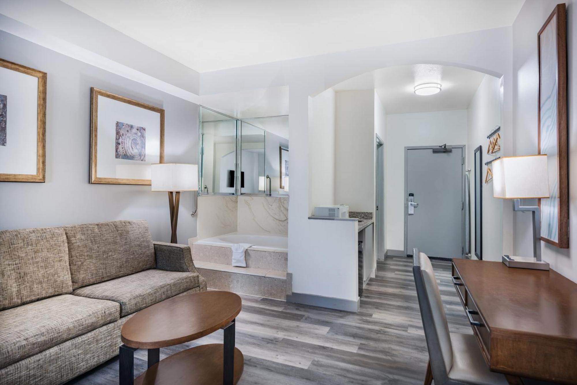 Ramada By Wyndham Bakersfield Hotel Bagian luar foto
