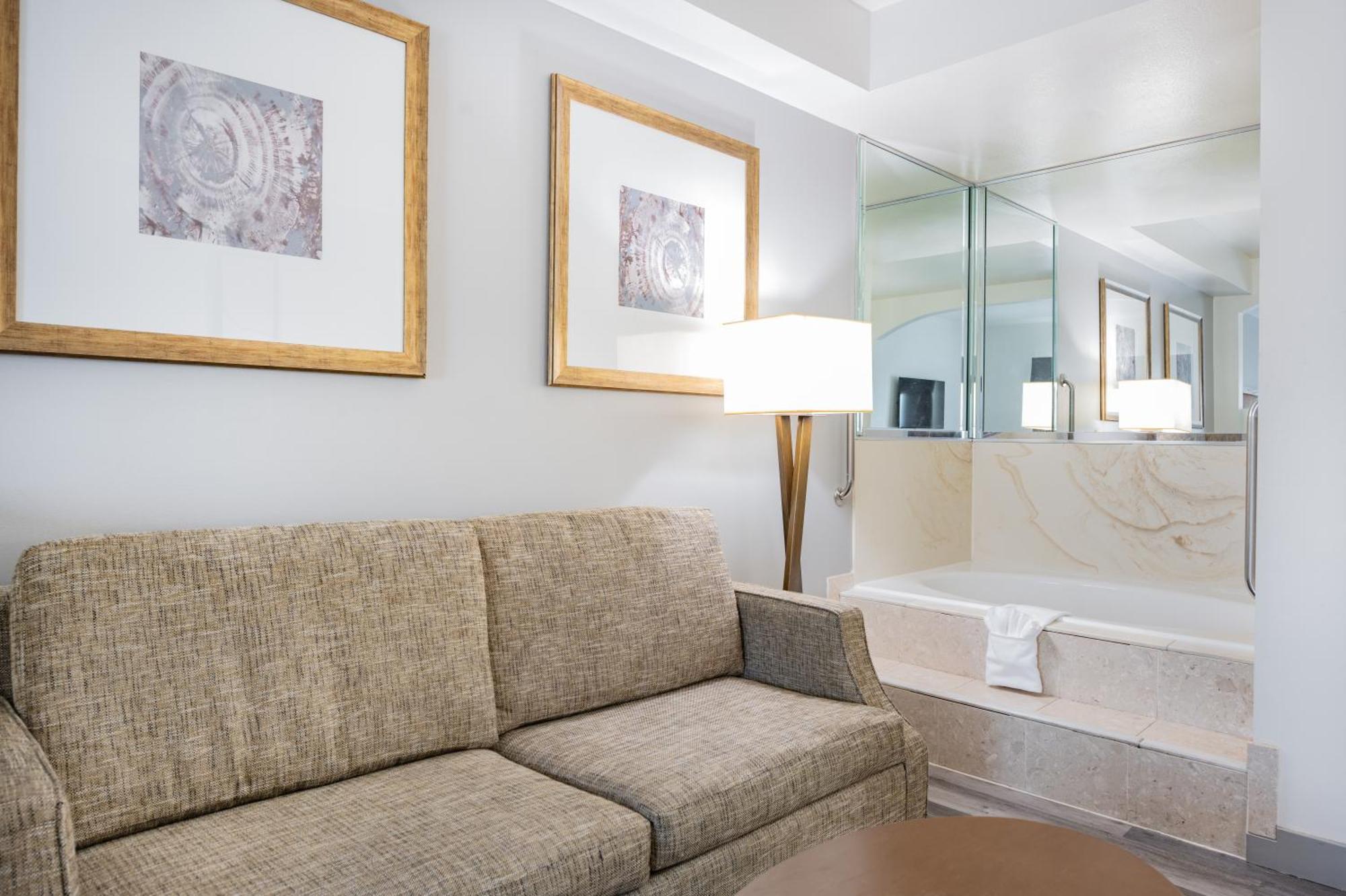 Ramada By Wyndham Bakersfield Hotel Bagian luar foto